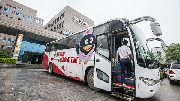 壹定发智能百余员工 冒雨争相献血