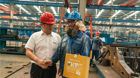 万力集团“送清凉”活动，，，慰问一线员工