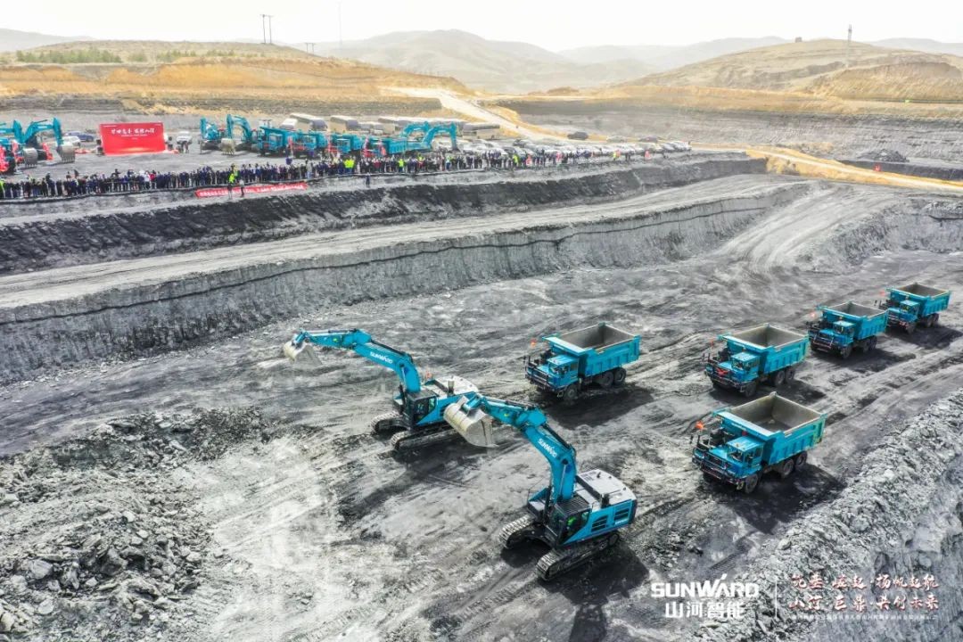 “矿”世能手，，，，，，，齐聚壹定发智能挖掘机操作手挑战赛