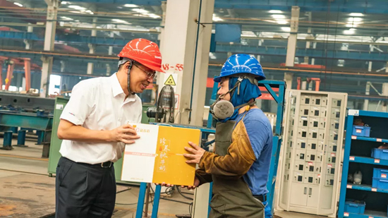 万力集团“送清凉”活动，，，慰问一线员工