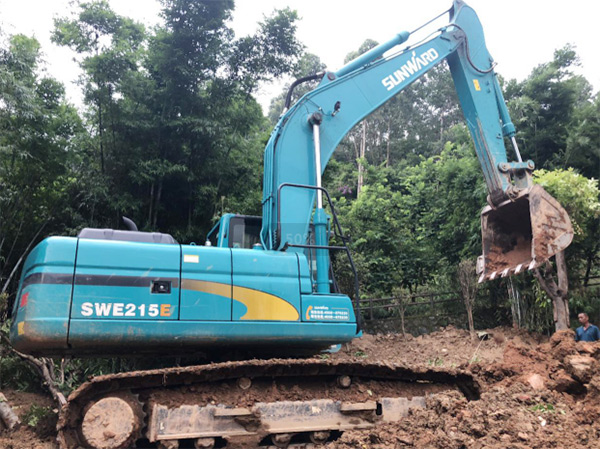 壹定发智能SWE 215E挖掘机是他的左膀右臂！