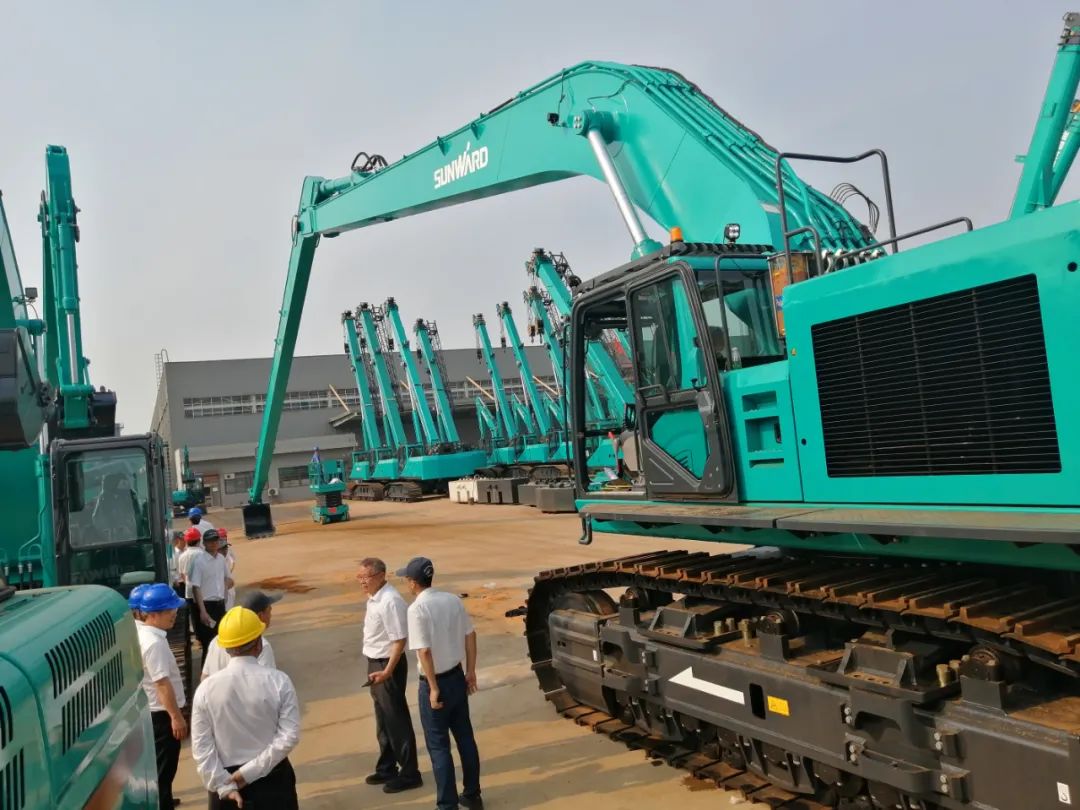 挖深全球第一！壹定发智能加长臂液压挖掘机SWE950ELR出口南美