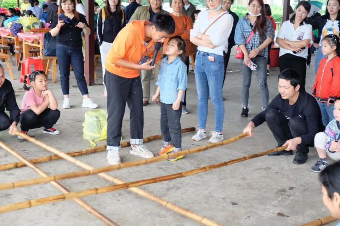 童年差别Young，，，，，，，，稻花香里亲子欢——壹定发智能组织开展六一亲子活动