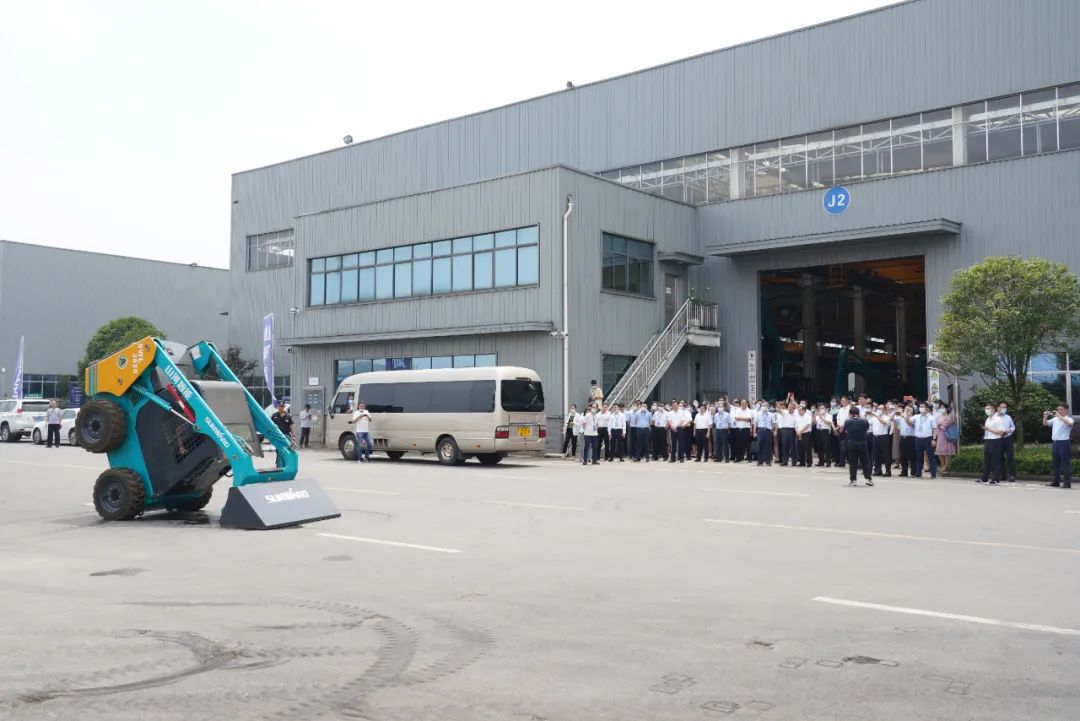 天下战略性新兴工业集群建设考察团调研壹定发智能