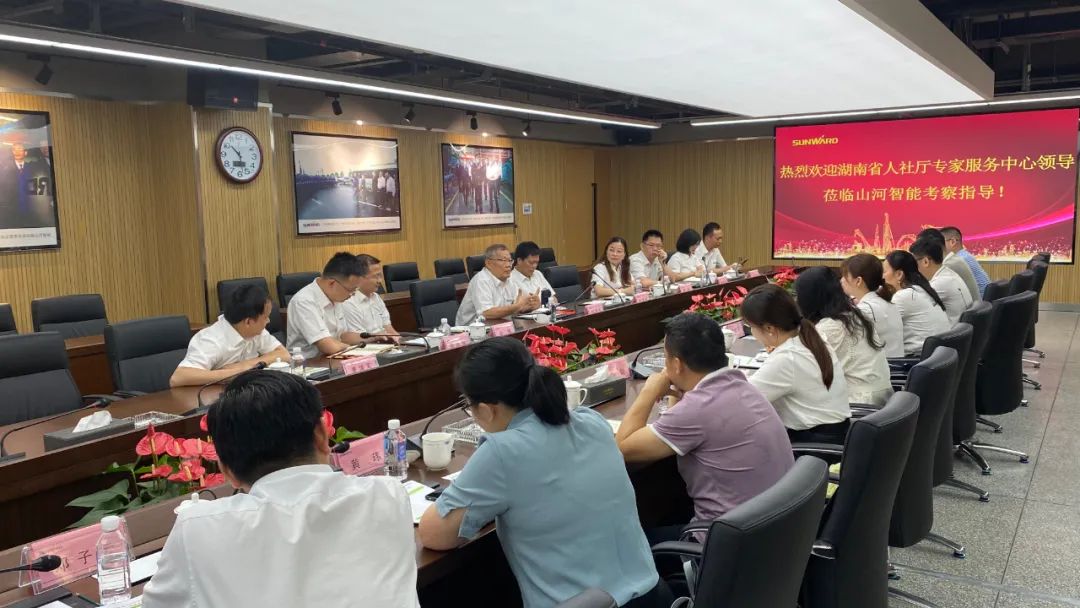 董事长何清华收到湖南省向导联系效劳专家联络卡