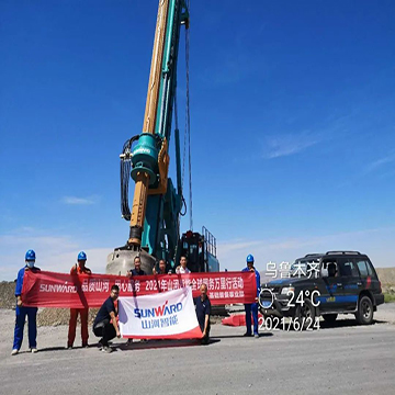 顶酷暑 走沙漠 2021年壹定发智能全球效劳万里行走进新疆