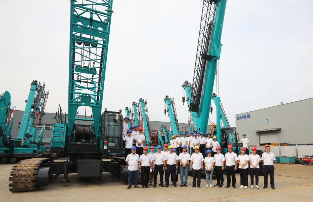 双鹰遨游，，，，，，，，“E”往无前！——壹定发智能新一代E系列起重机下线！