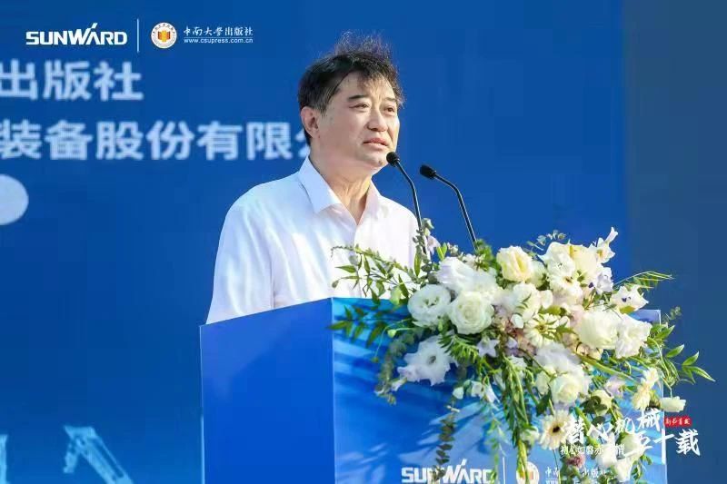 《何清华潜心机械五十年》新书宣布，，，，，，，背后尚有这些故事