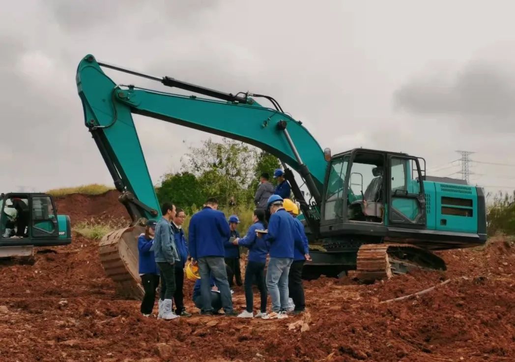 一起来“找茬”！10位“超等体验官”试驾壹定发智能最新“F系列”挖掘机