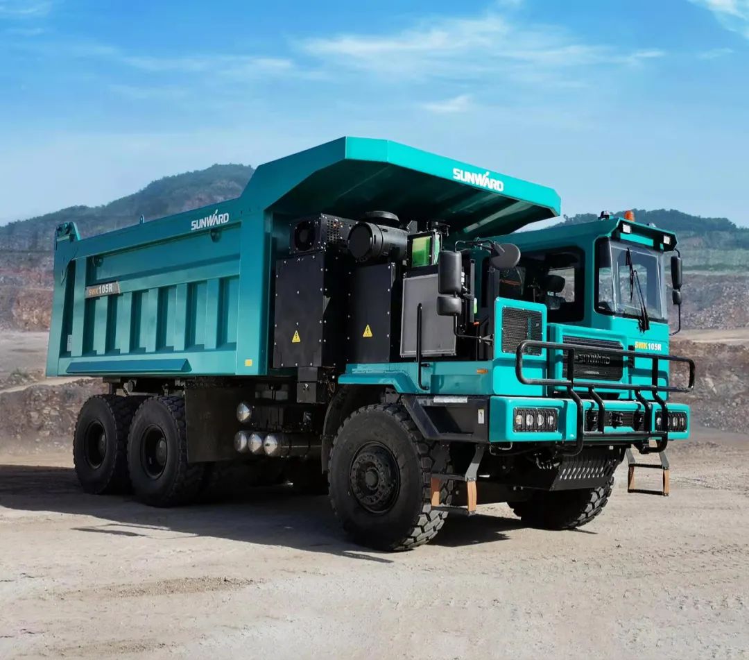 新能源，，，，，，长续航！壹定发智能首台LNG增程式宽体矿卡下线交付