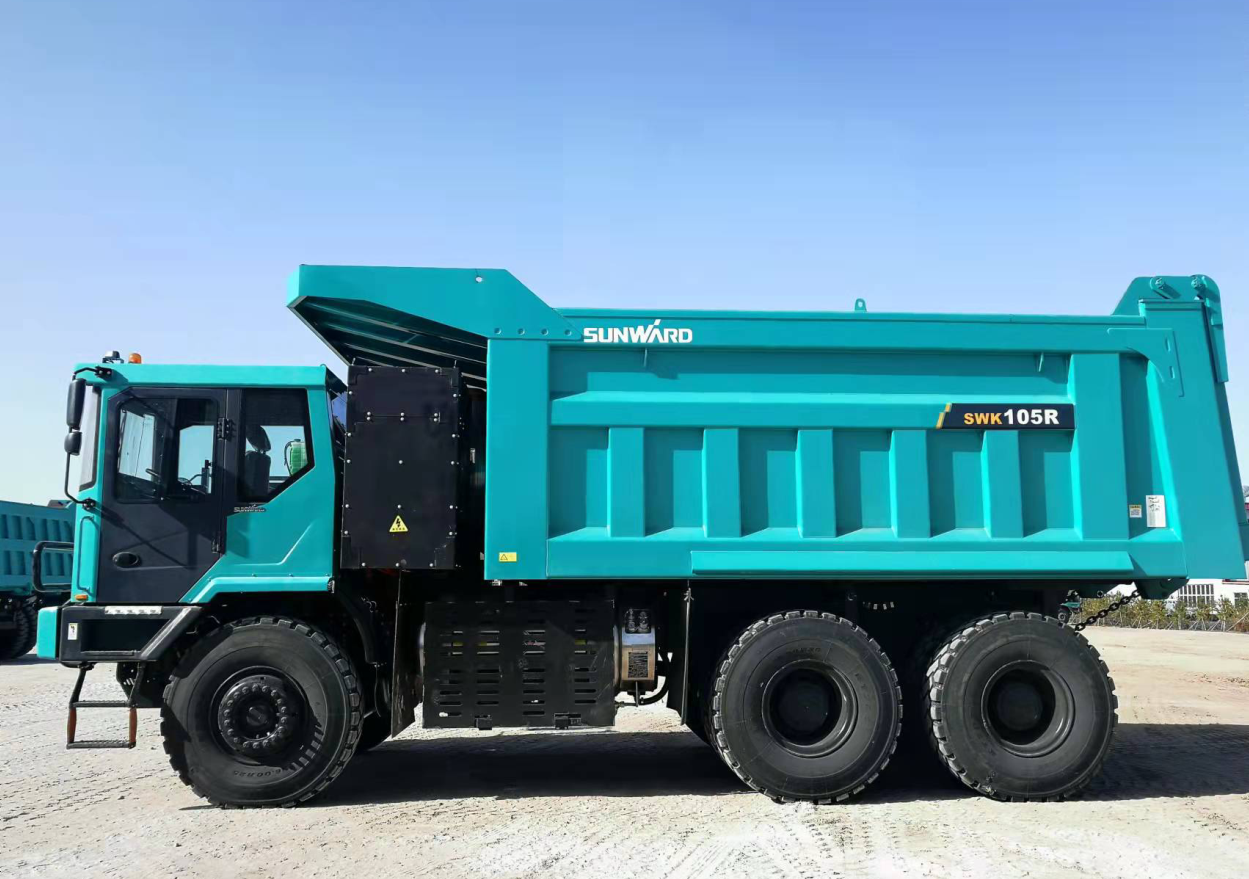 新能源，，，，，，长续航！壹定发智能首台LNG增程式宽体矿卡下线交付