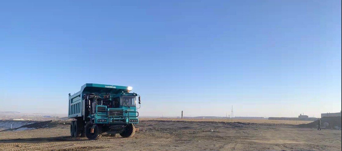 新能源，，，，，，长续航！壹定发智能首台LNG增程式宽体矿卡下线交付