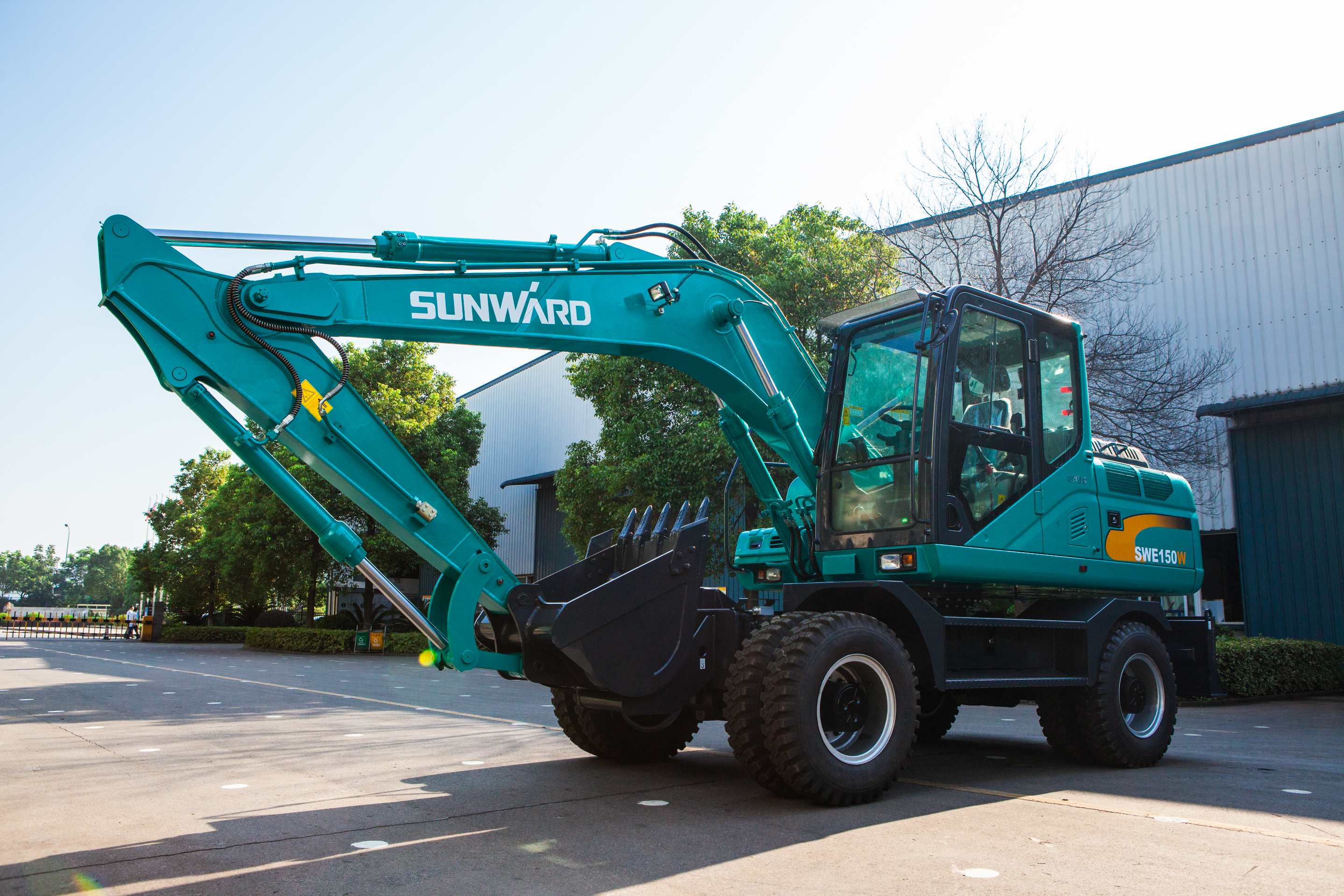 轮胎式挖掘机和履带式挖掘机，，，，，，，你更看好哪个？？？