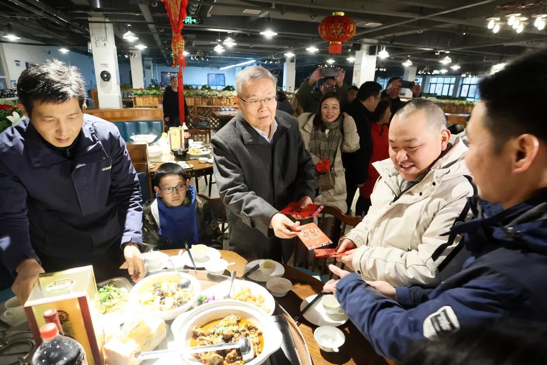 壹定发智能董事长何清华与留厂员工一起过大年！