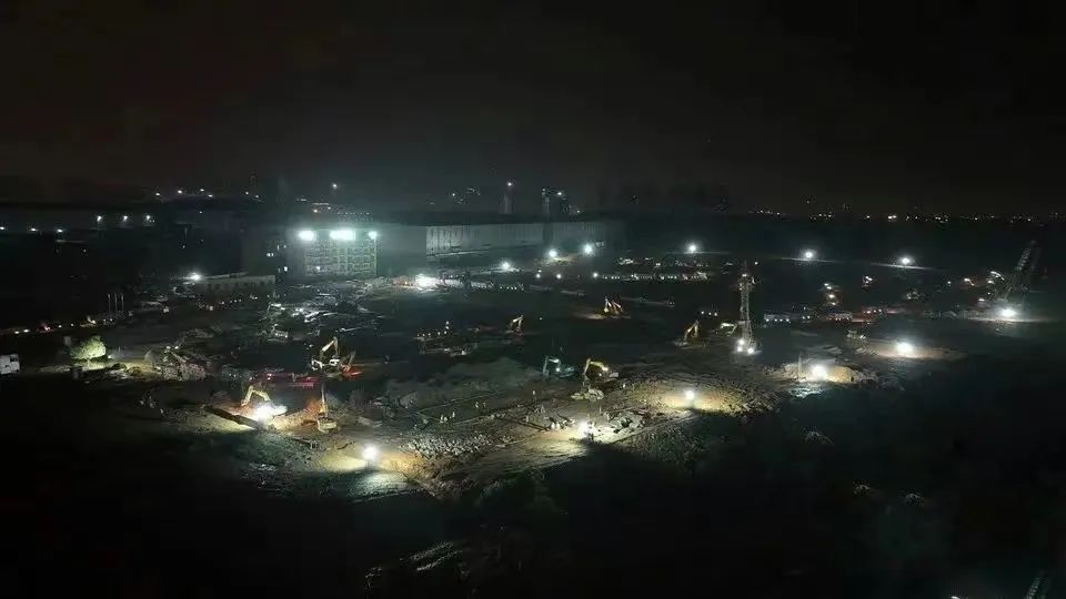 冲锋一线显继续！壹定发智能挖掘机助力长沙方舱医院建设