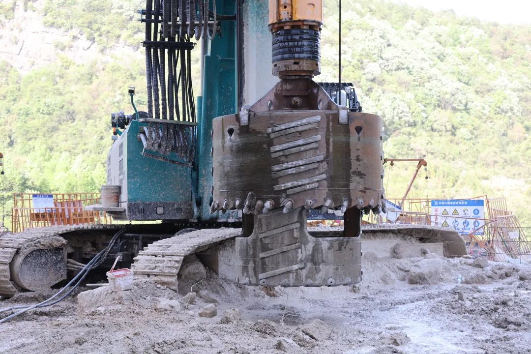 展现施工“奇效”！壹定发智能旋挖钻机强势助力炉慈高速公路建设
