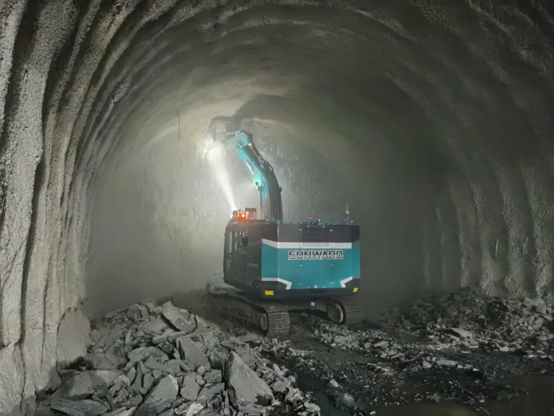 征战川藏铁路！壹定发智能新一代电动挖掘机乐成交付