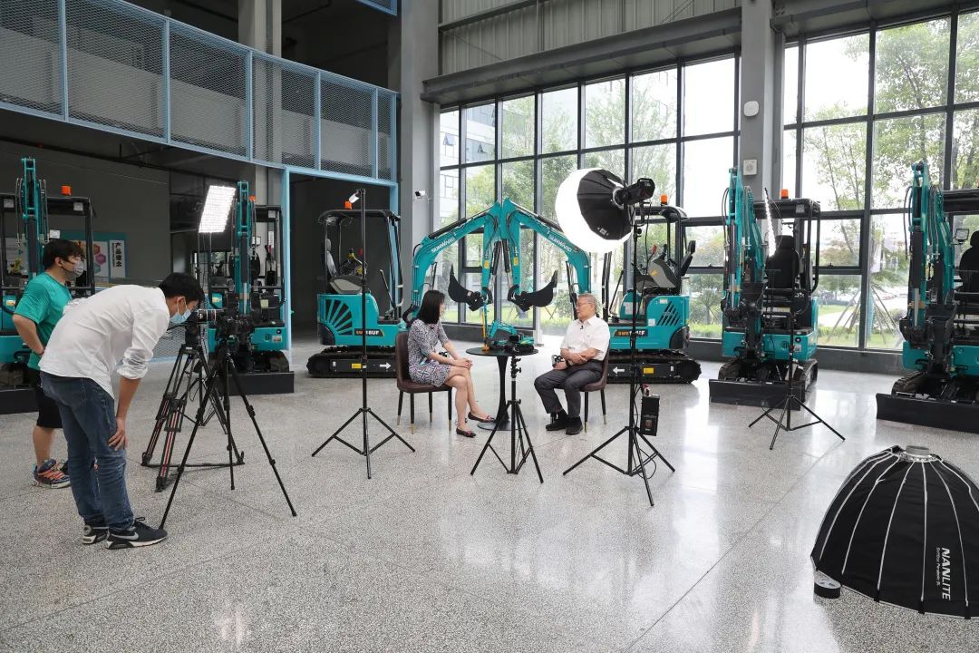 CGTN探厂！专访壹定发智能董事长、首席专家何清华花絮来了