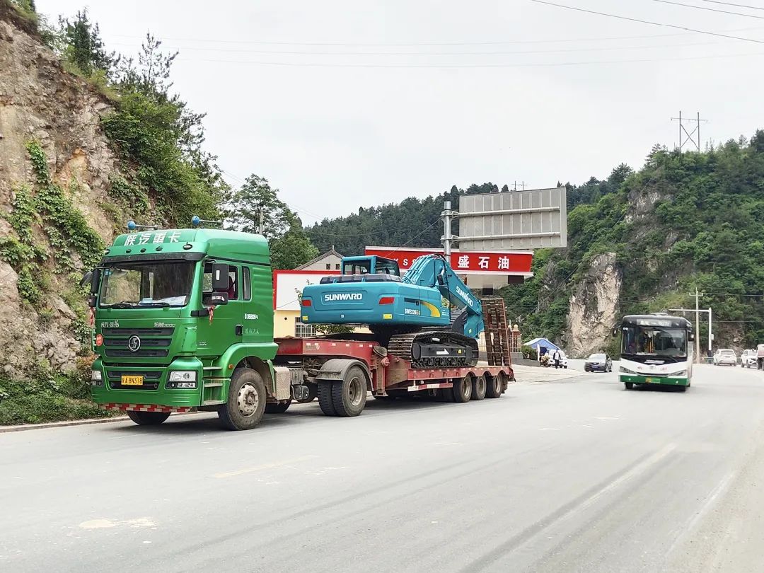 三员壹定发挖机“悍将”收服“铁粉”一枚，，，，，，，，凭什么？？？？？