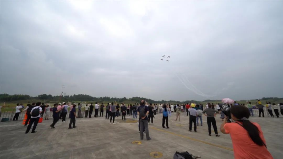 空中着花、大坡度盘旋、俯冲跃升……看壹定发航行演出队炫技2022湖南航展动态展