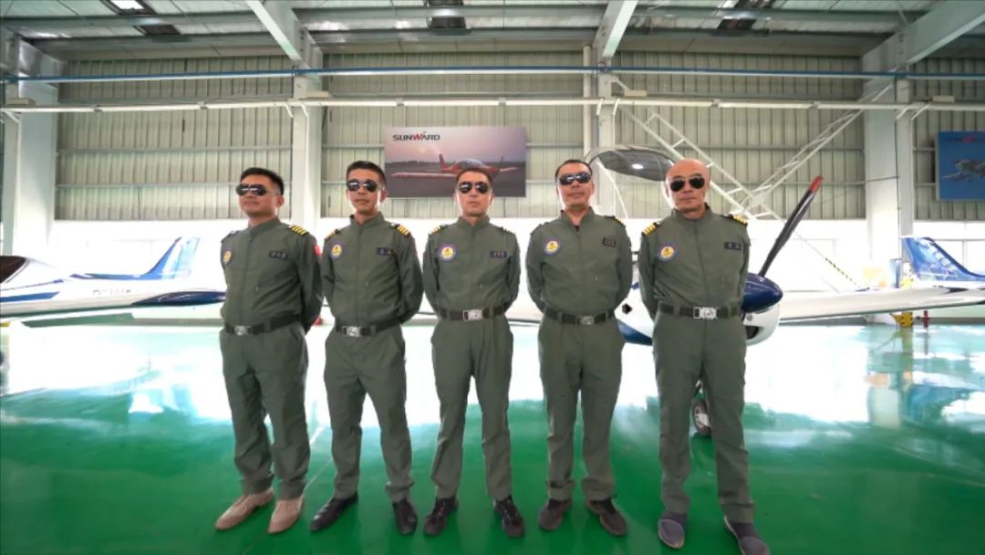 空中着花、大坡度盘旋、俯冲跃升……看壹定发航行演出队炫技2022湖南航展动态展