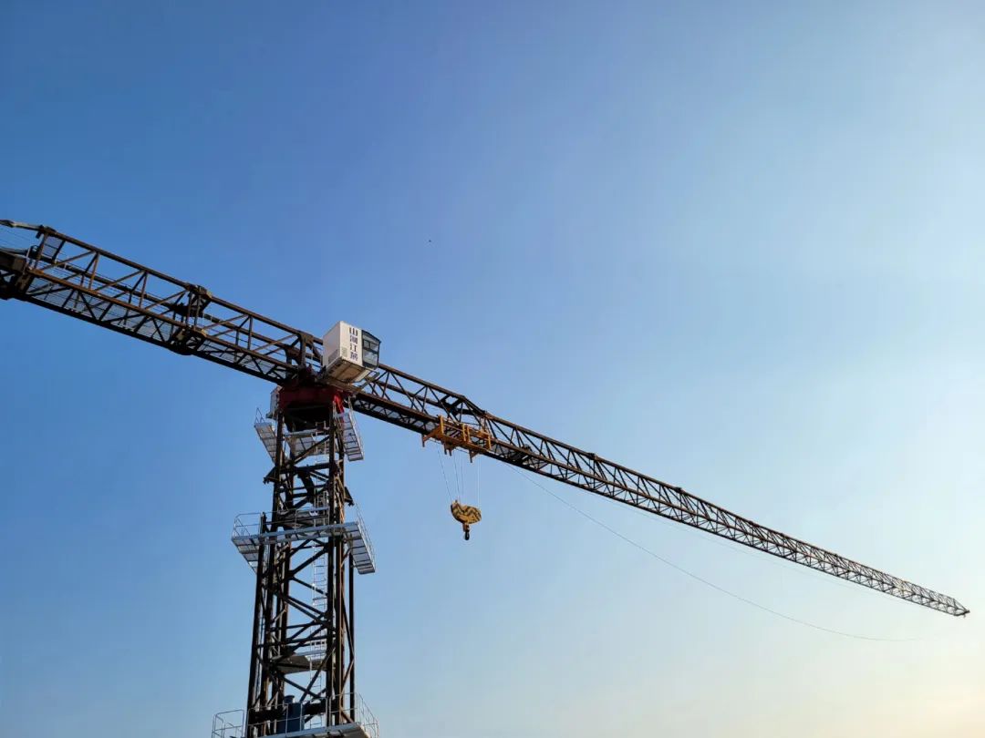 自力高度达82米，，，，壹定发江麓推出超大型平头塔机