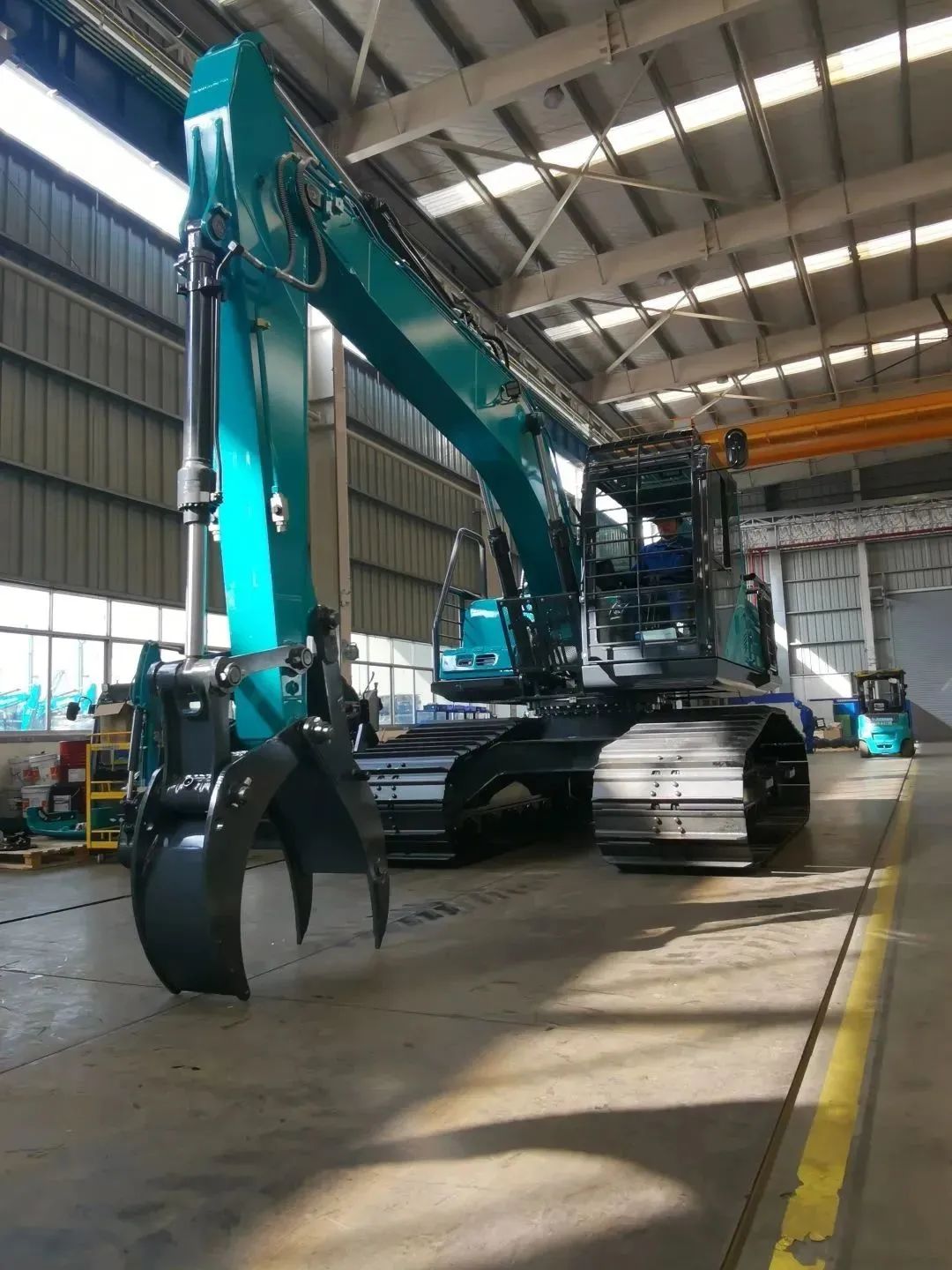 翻山越岭，，，，，，，，称霸“武林”！壹定发智能首款中型林业挖掘机乐成下线