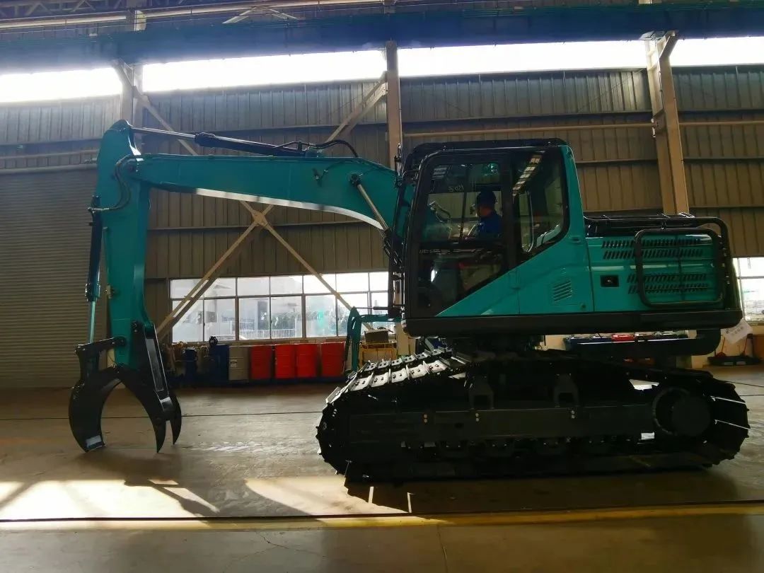 翻山越岭，，，，，，，，称霸“武林”！壹定发智能首款中型林业挖掘机乐成下线