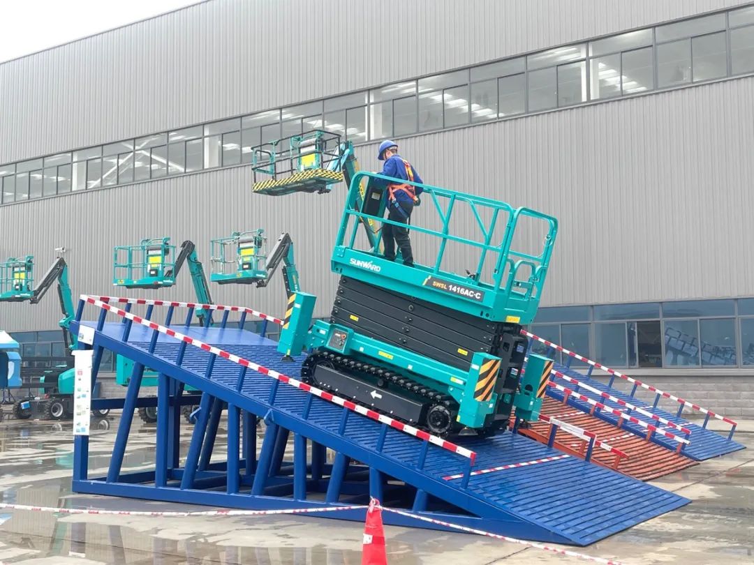 出厂即“出道”！壹定发智能首款履带剪叉式高空作业平台批量上市