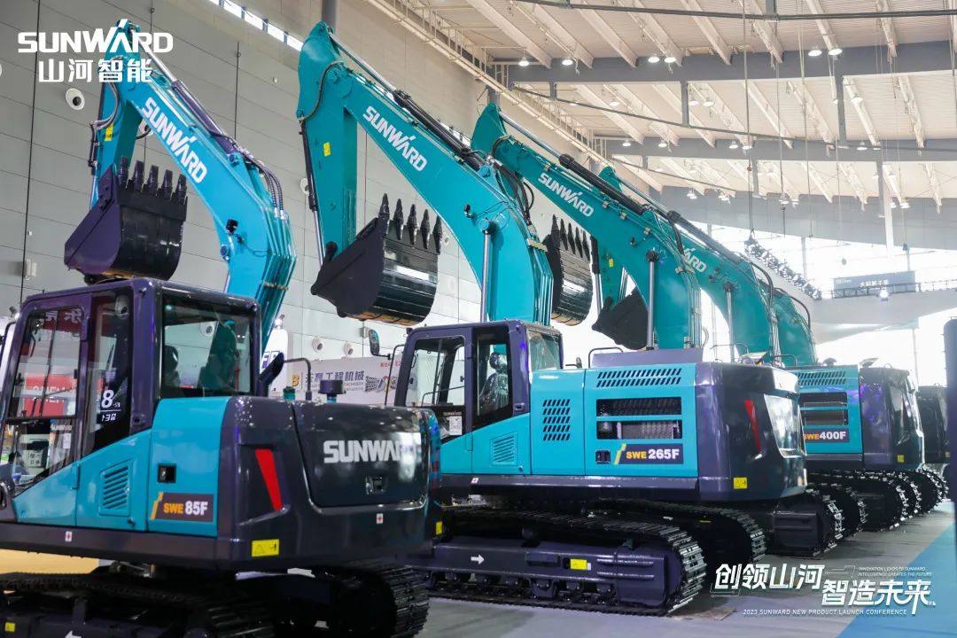 精品出击、互动一直！壹定发智能F系列挖掘机闪灼长沙展