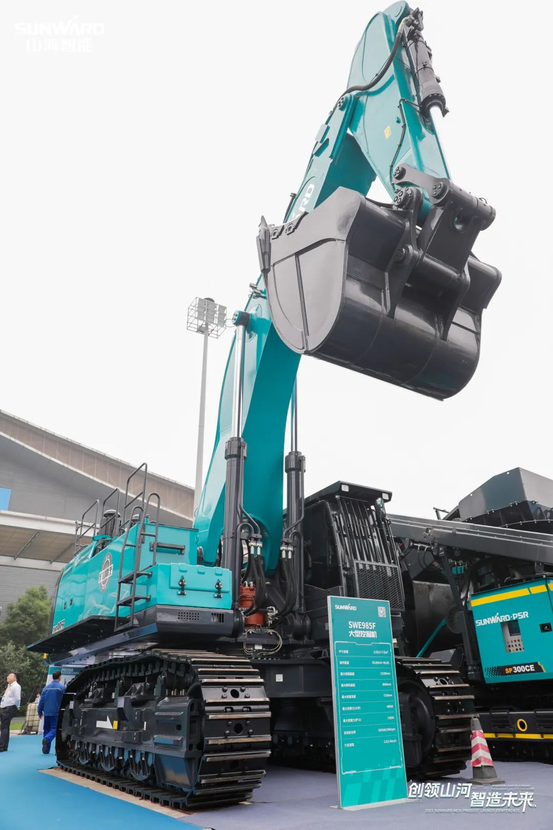 精品出击、互动一直！壹定发智能F系列挖掘机闪灼长沙展