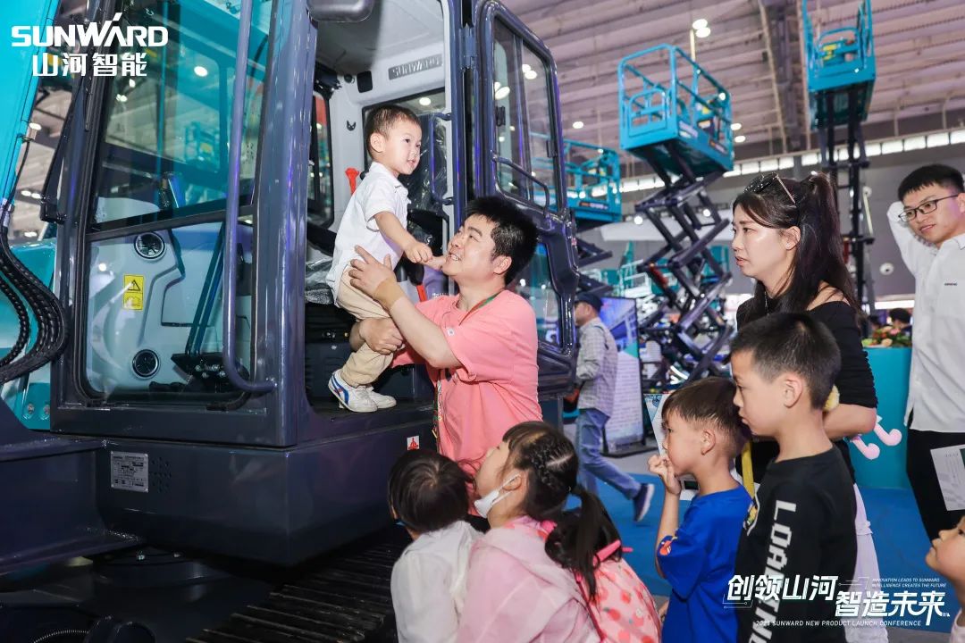 精品出击、互动一直！壹定发智能F系列挖掘机闪灼长沙展