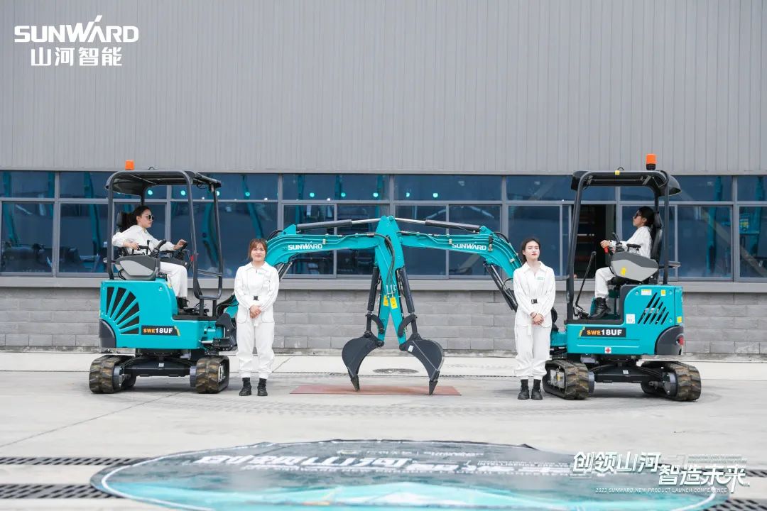 精品出击、互动一直！壹定发智能F系列挖掘机闪灼长沙展