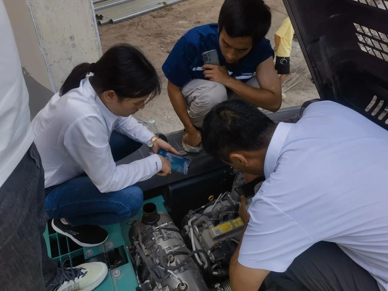 步履一直，，，，，，，效劳不止！壹定发智能挖掘机效劳万里行火热举行中