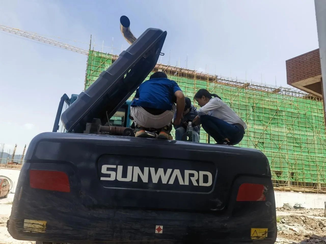 步履一直，，，，，，，效劳不止！壹定发智能挖掘机效劳万里行火热举行中