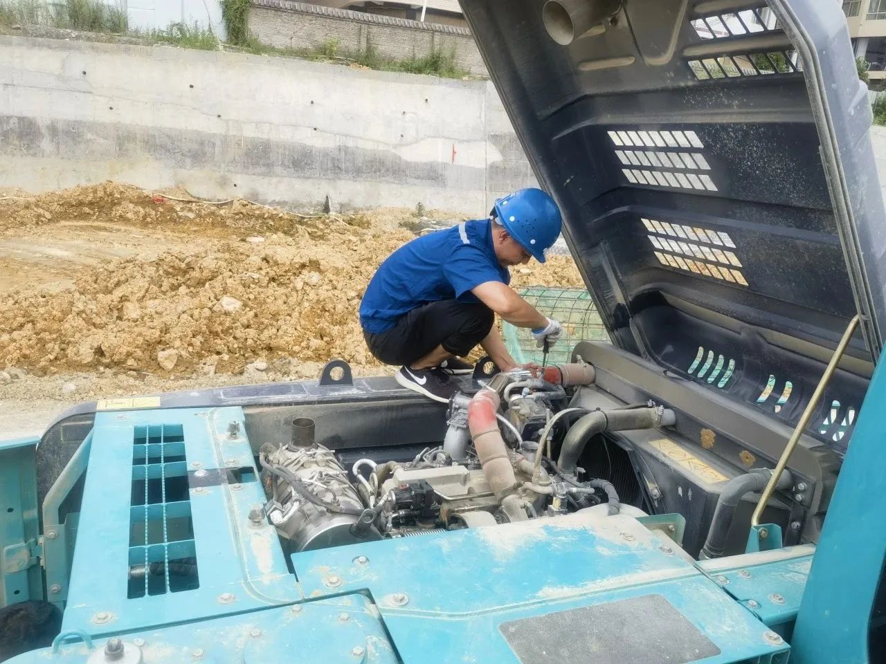 步履一直，，，，，，，效劳不止！壹定发智能挖掘机效劳万里行火热举行中