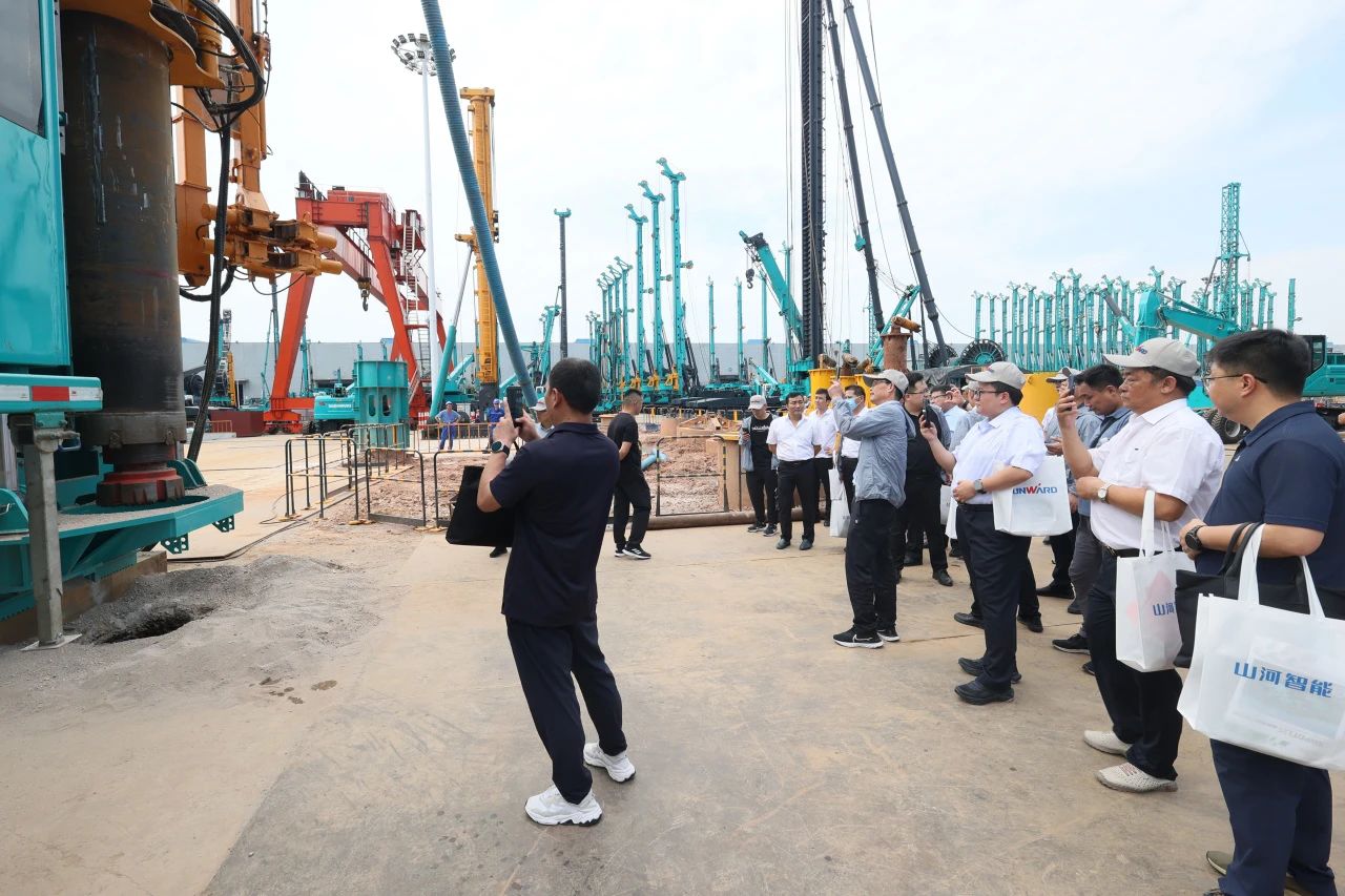 壹定发智能全球首创深井套管车载钻机下线宣布