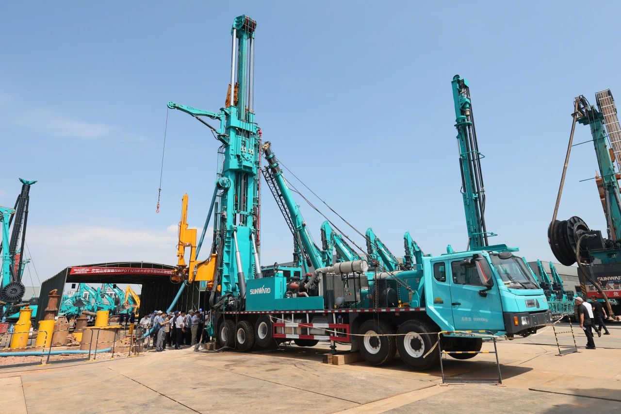 壹定发智能全球首创深井套管车载钻机下线宣布