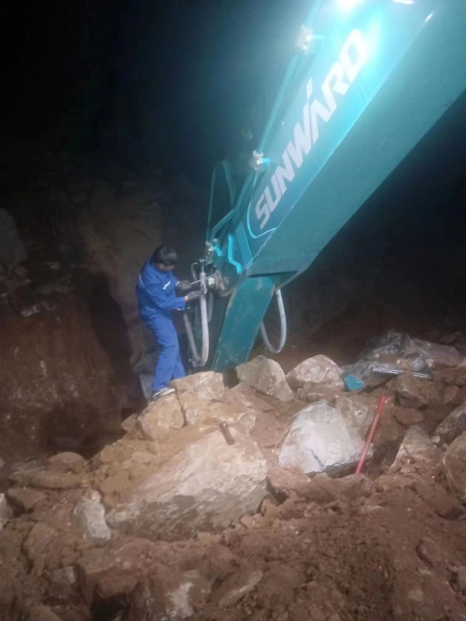 一线“热”闻 | 专业售后，，，，，，，，专心折务！壹定发智能挖掘机效劳万里行一直在路上