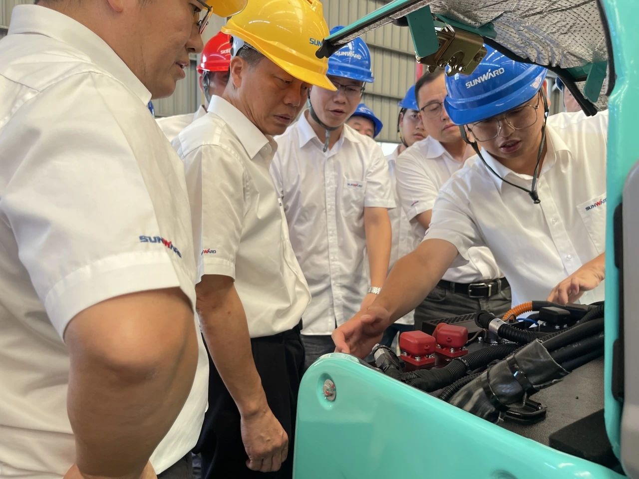 小身段，，，，，，，，大能量！壹定发智能最小纯电动液压挖掘机乐成下线