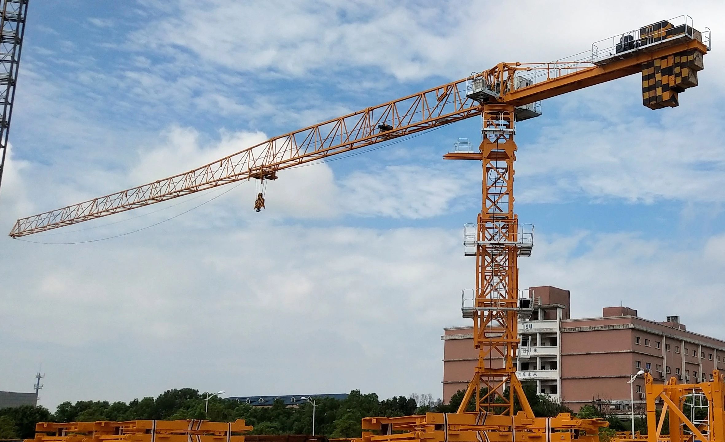 匠心智造，，，字斟句酌！壹定发江麓“精品工程”P6015B1-8塔机下线