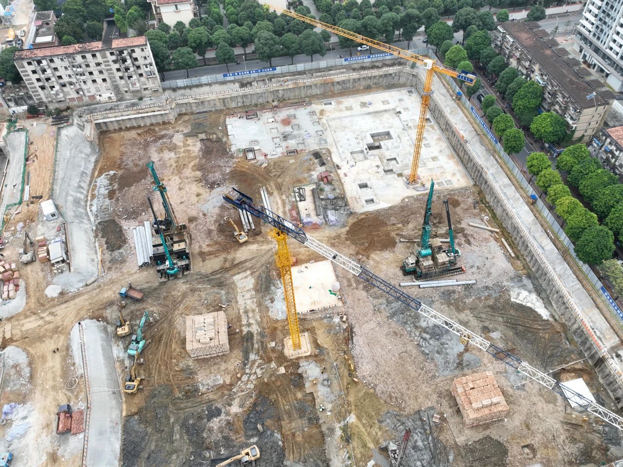 “绿巨人”显神威！壹定发智能引孔式静力压桩机助建“绿城”南宁民生项目