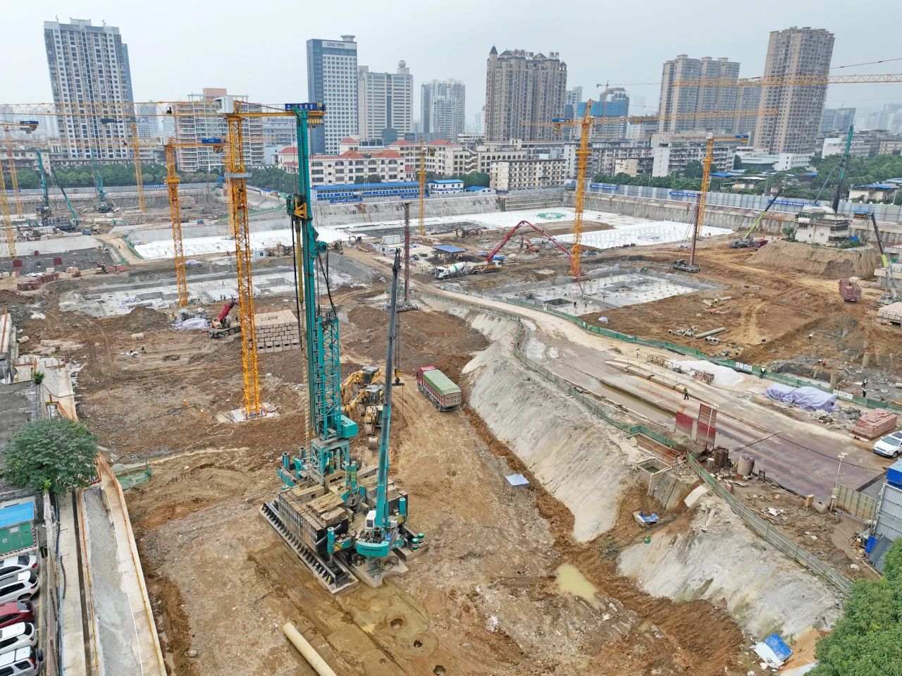 “绿巨人”显神威！壹定发智能引孔式静力压桩机助建“绿城”南宁民生项目