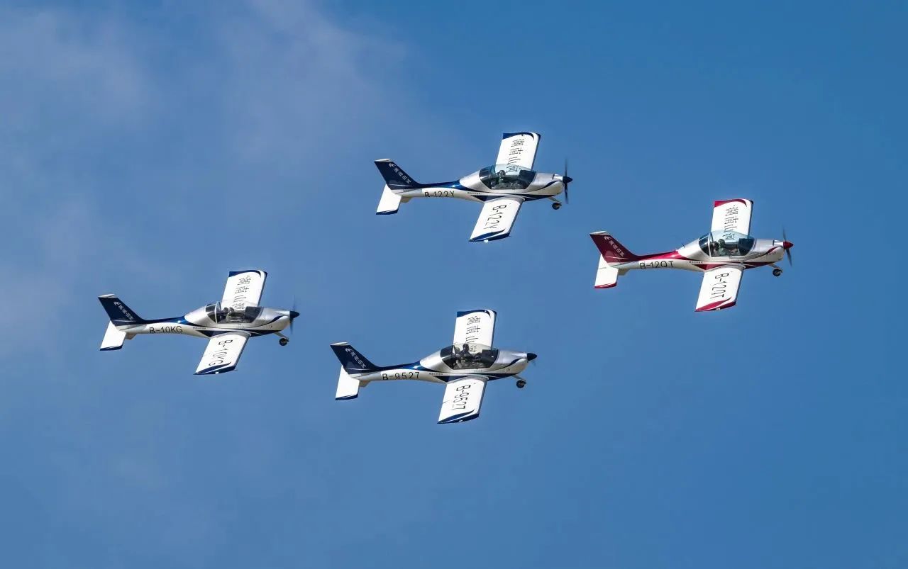 央媒聚焦！一起见证首届亚洲通用航空展上的壹定发风范