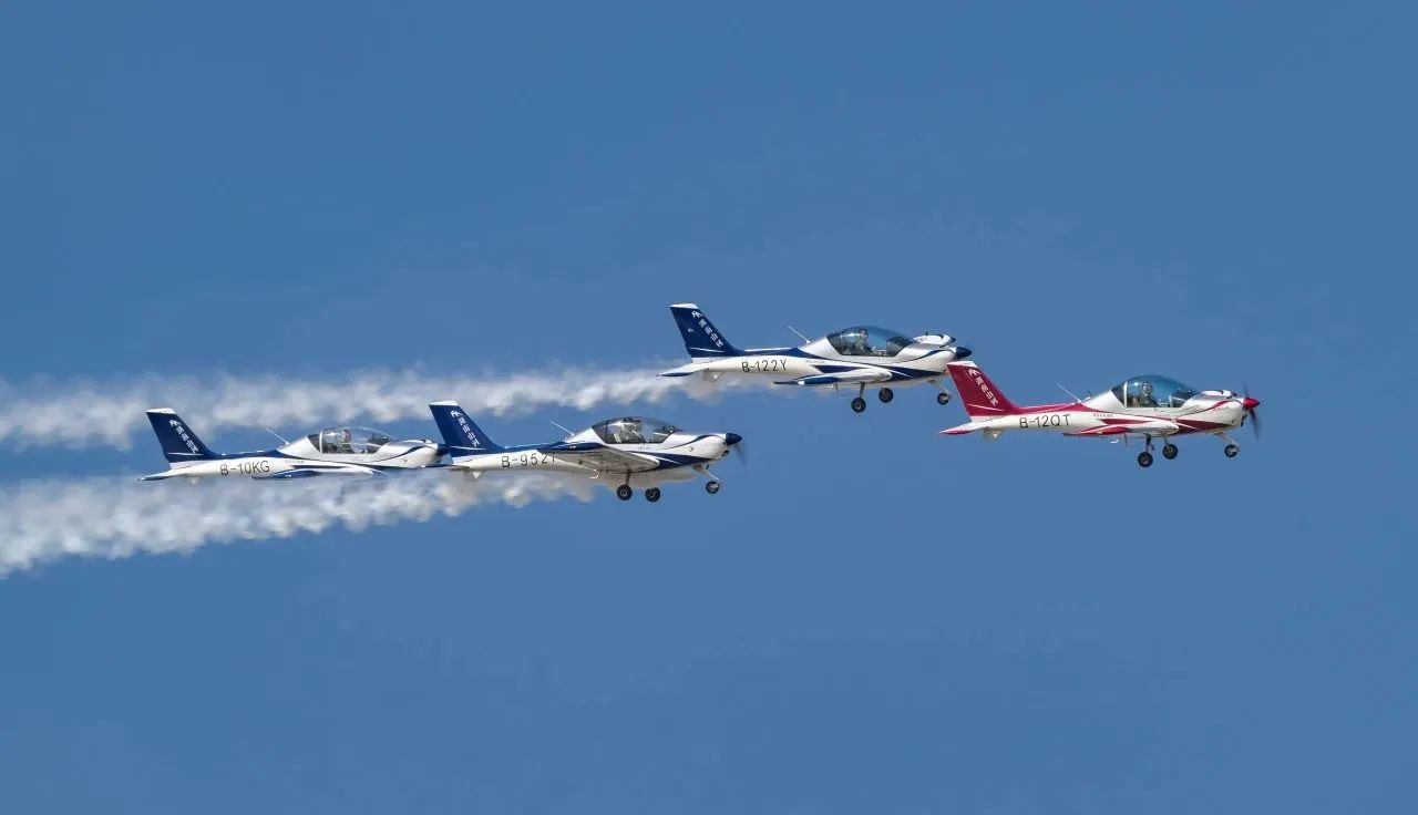 央媒聚焦！一起见证首届亚洲通用航空展上的壹定发风范