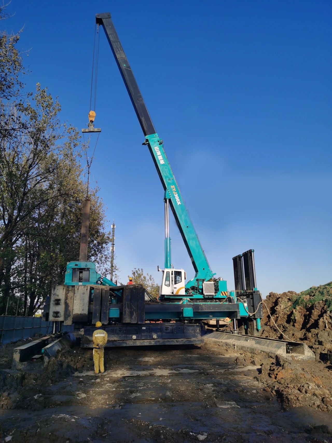 “壹定发绿”闪灼西子湖畔！壹定发智能ZYJ300X斜桩压桩机强势来袭