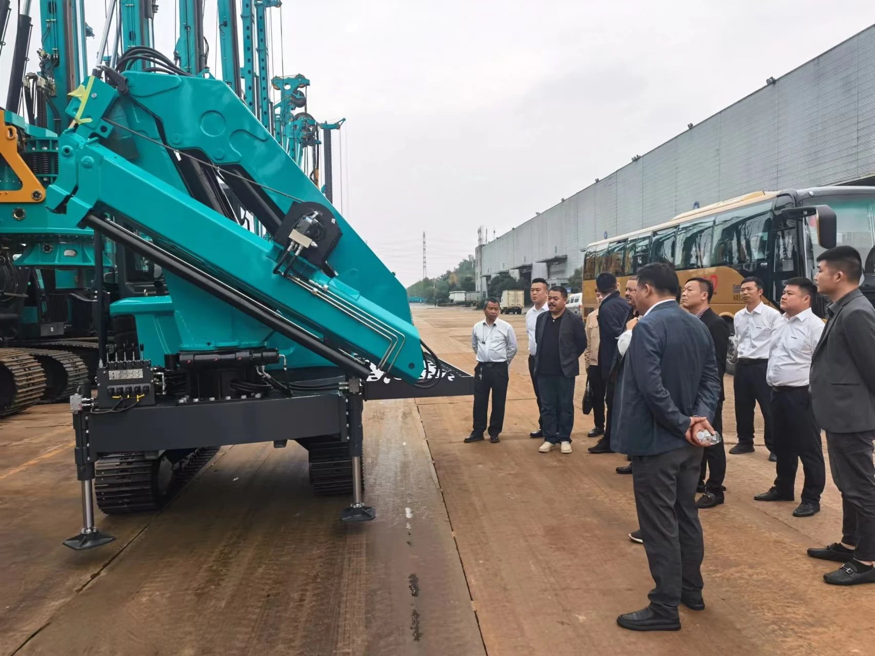 行业严冬现暖阳！现场签购20台旋挖钻机，，，，，，壹定发智能携手湖南骏牛助力国家电网项目建设