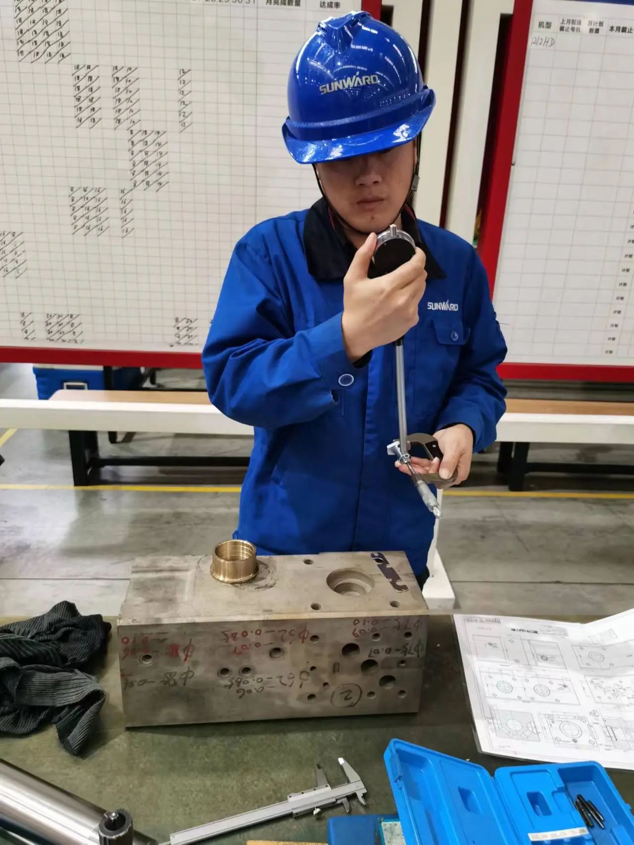 看壹定发工匠们怎样用一双巧手“拿捏”事情、创立“事业”