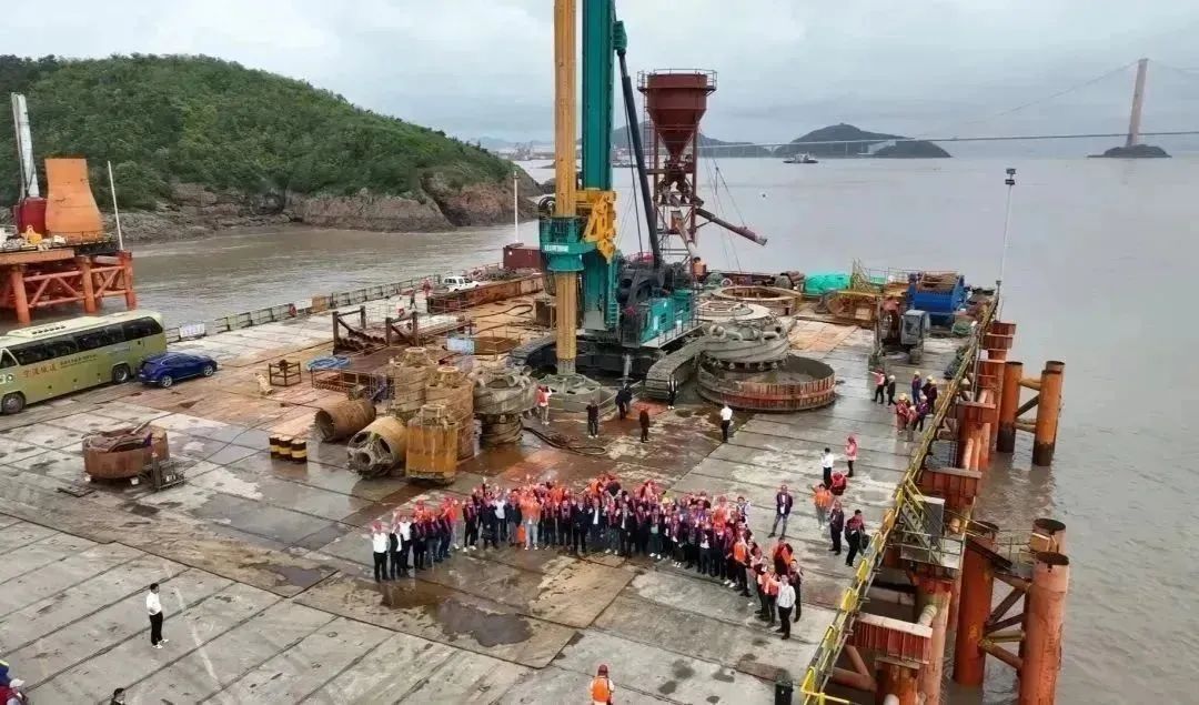 周全告捷！壹定发智能超等旋挖钻机圆满完成甬舟铁路西堠门公铁两用大桥桩基施工使命