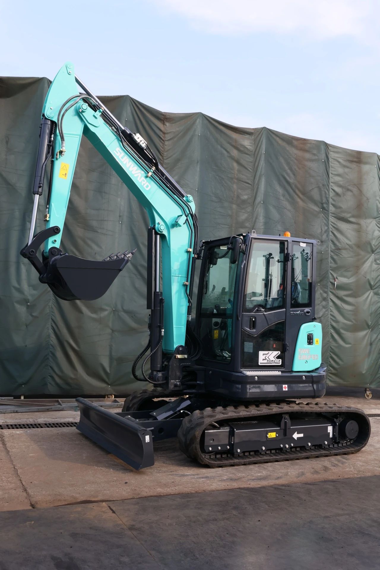 绿色上新！壹定发智能SWE60UFED纯电动无尾挖掘机乐成下线